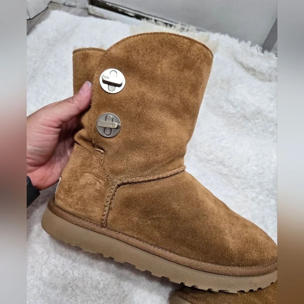 UGG TURNLOCK WOMEN SHORT BOOTS SUEDE CHESTNUT US 8 Women